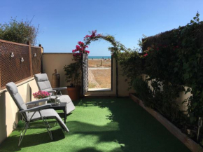 Beach flat with garden